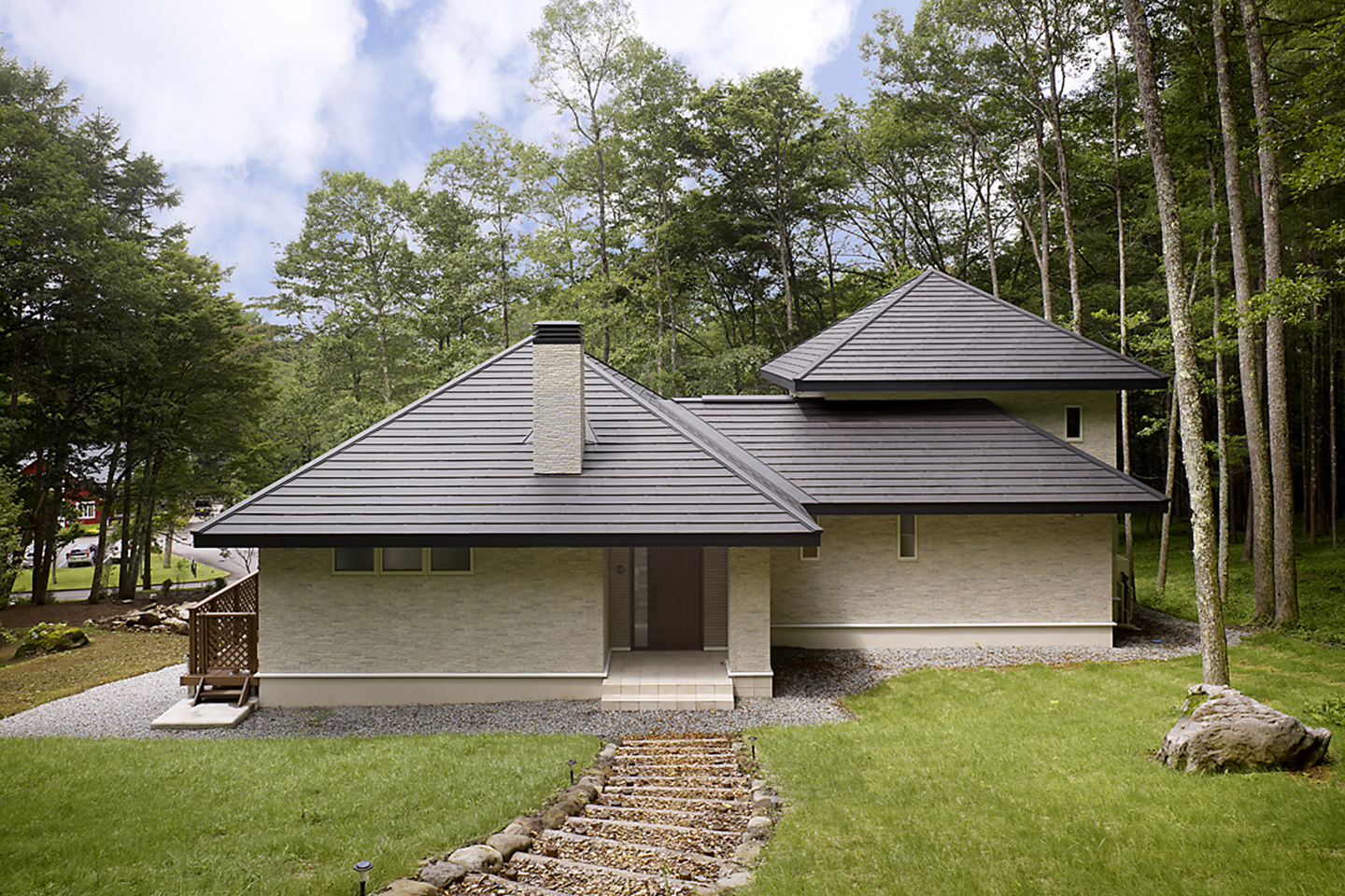 緑に包まれた家：外観