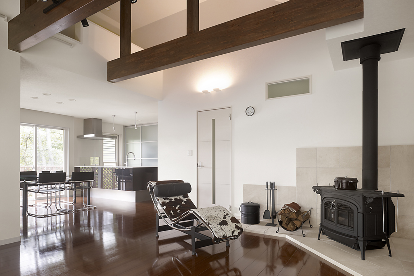 緑に包まれた家：内装・インテリア