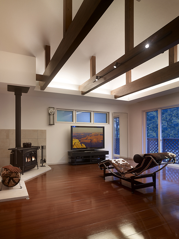 緑に包まれた家：内装・インテリア