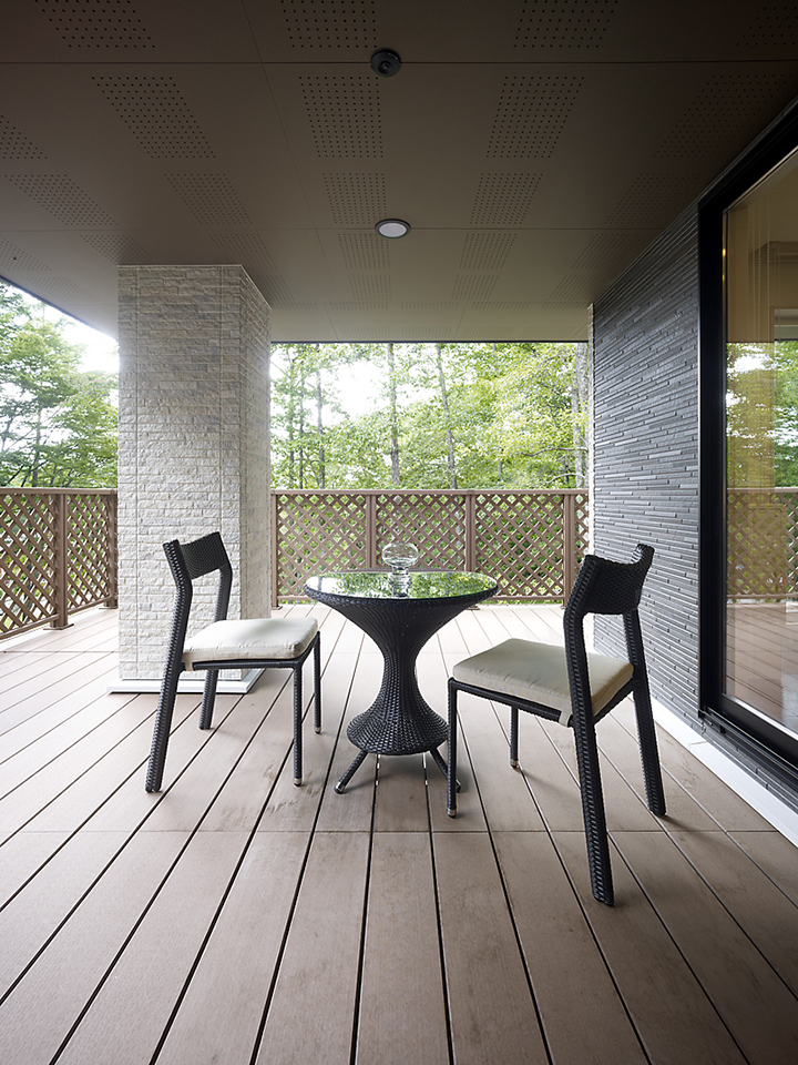 緑に包まれた家：内装・インテリア