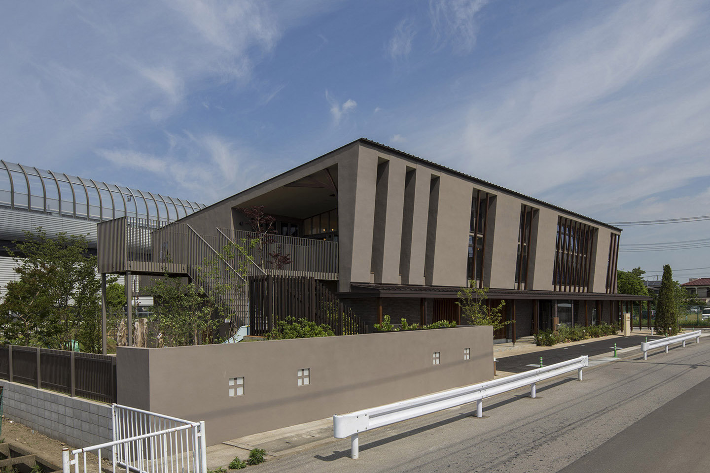 樹状トラスがささえる保育園：外観