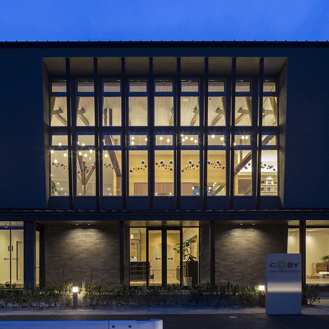 樹状トラスがささえる保育園：外観