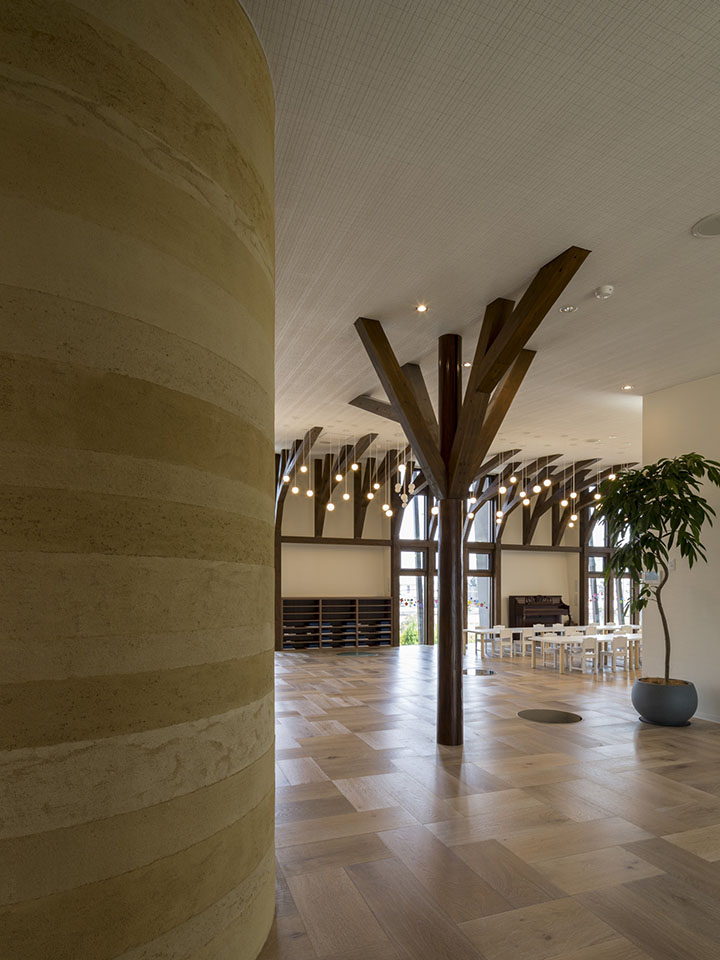 樹状トラスがささえる保育園：内装・インテリア