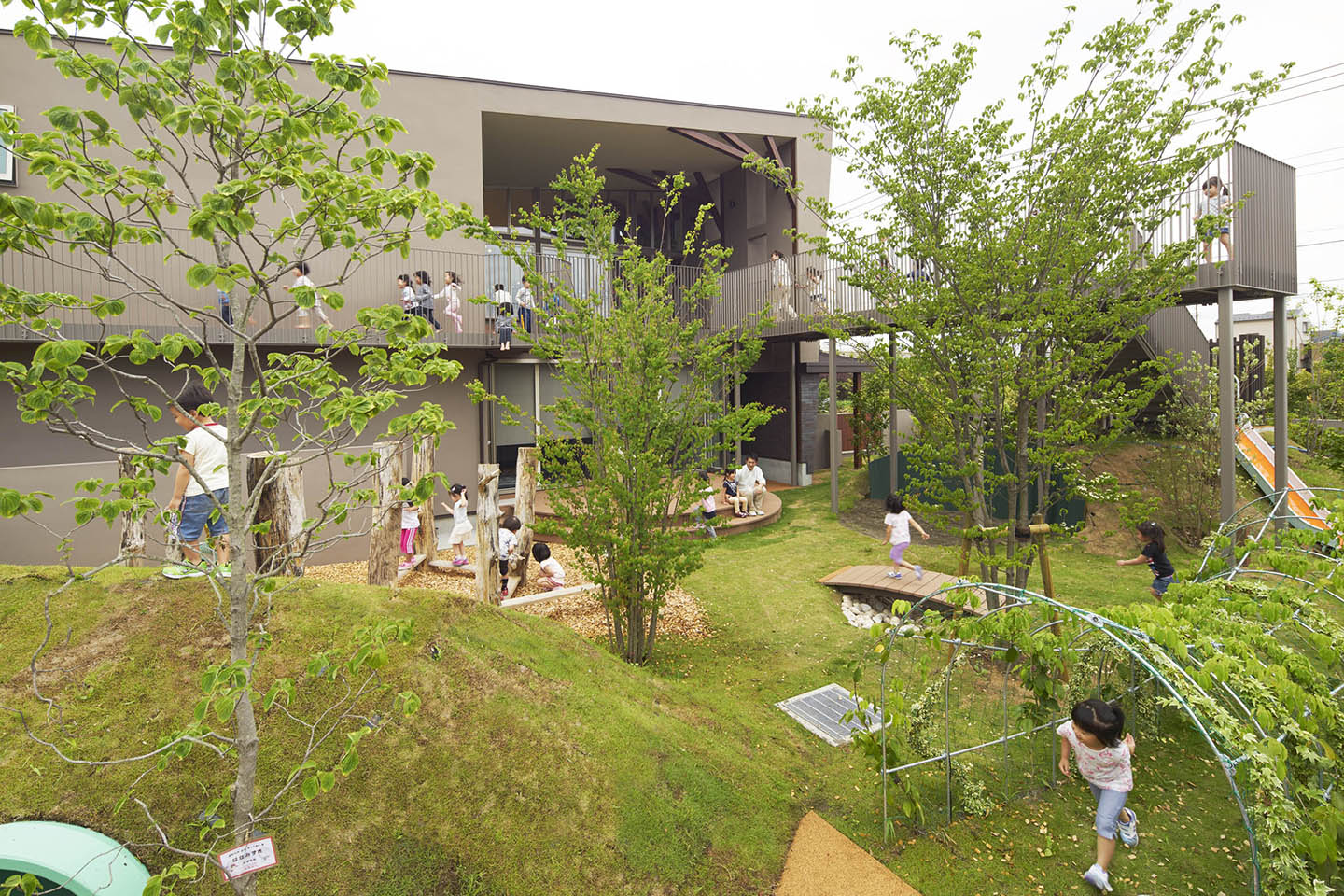 樹状トラスがささえる保育園：外観