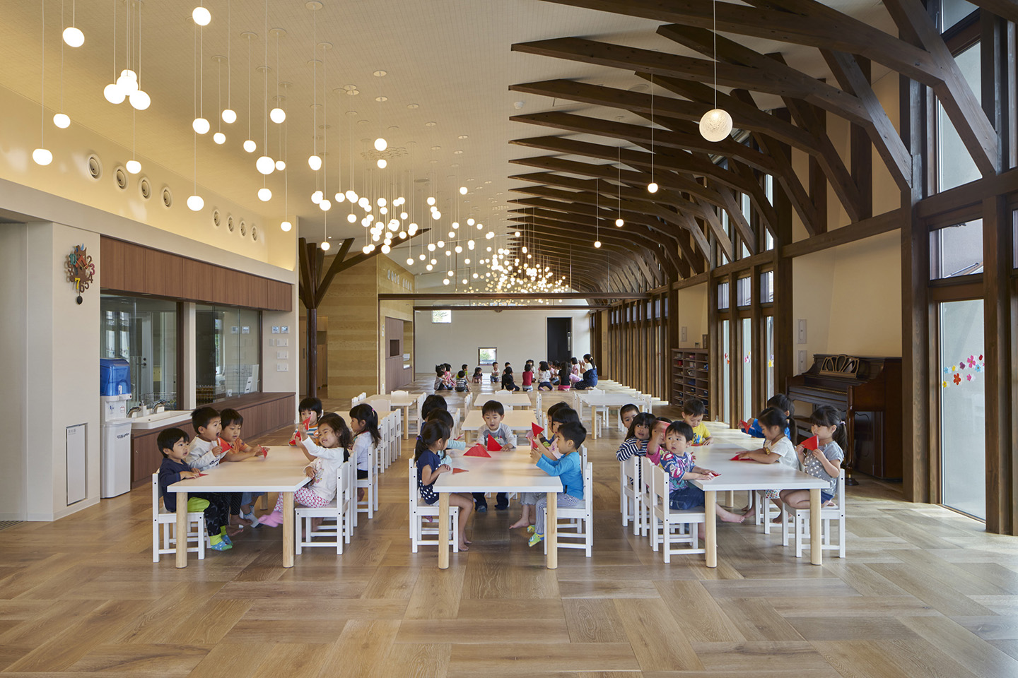樹状トラスがささえる保育園：内装・インテリア