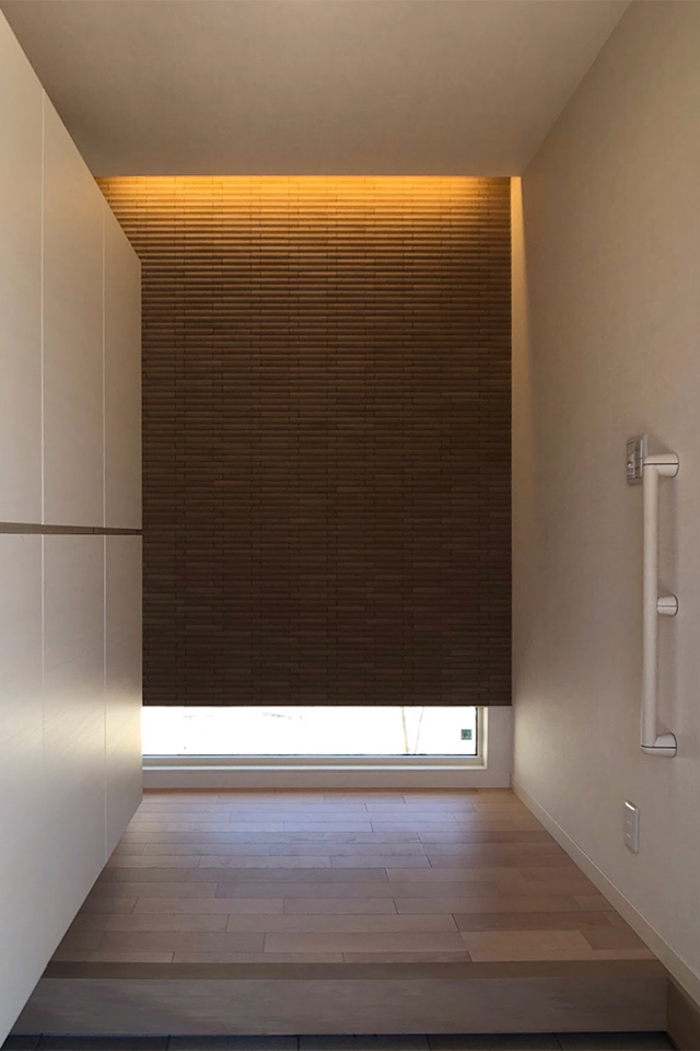 緑豊かな分譲地に佇む住まい。