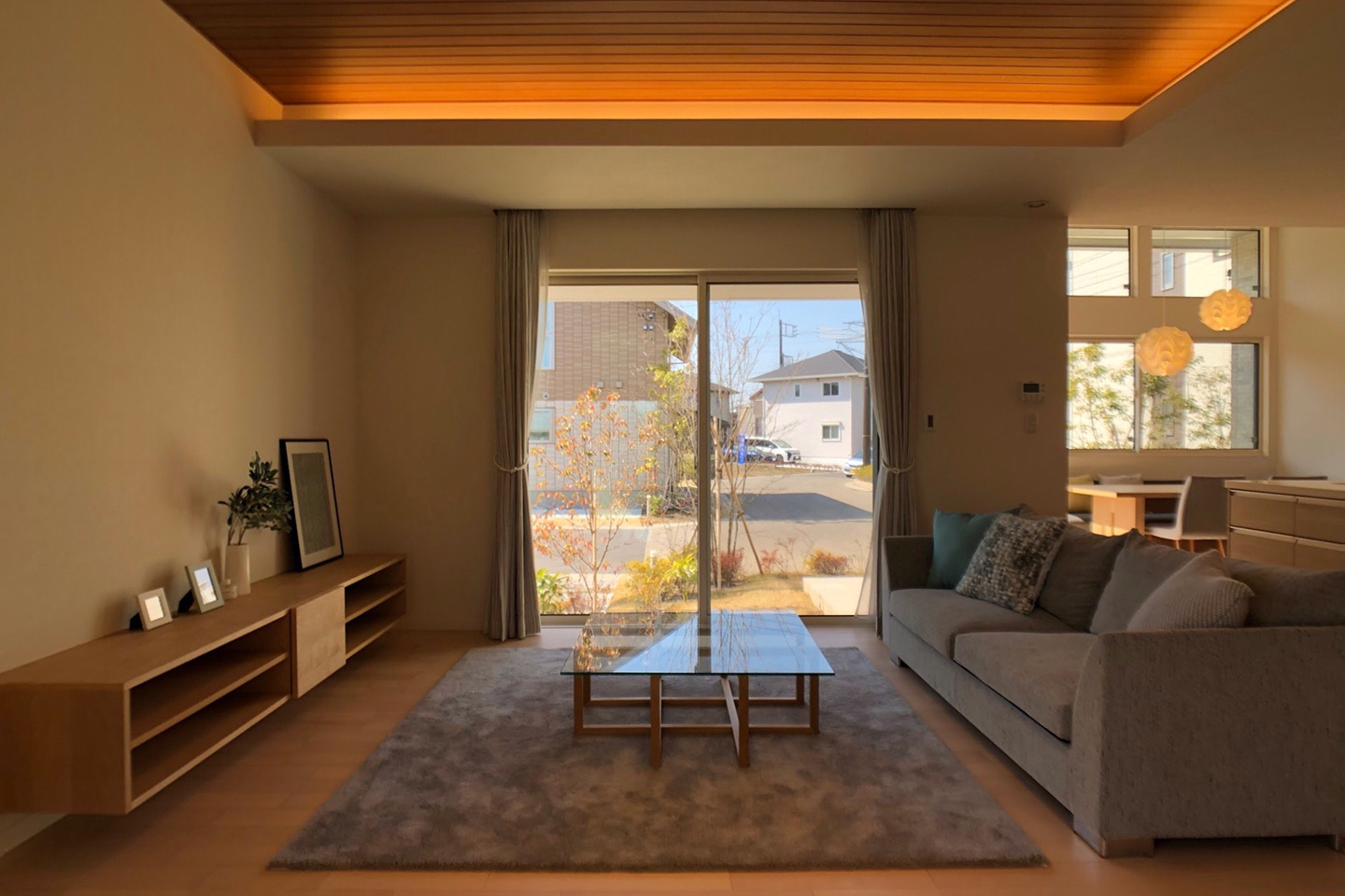 緑豊かな分譲地に佇む住まい。