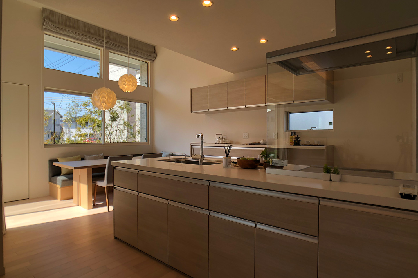 緑豊かな分譲地に佇む住まい。