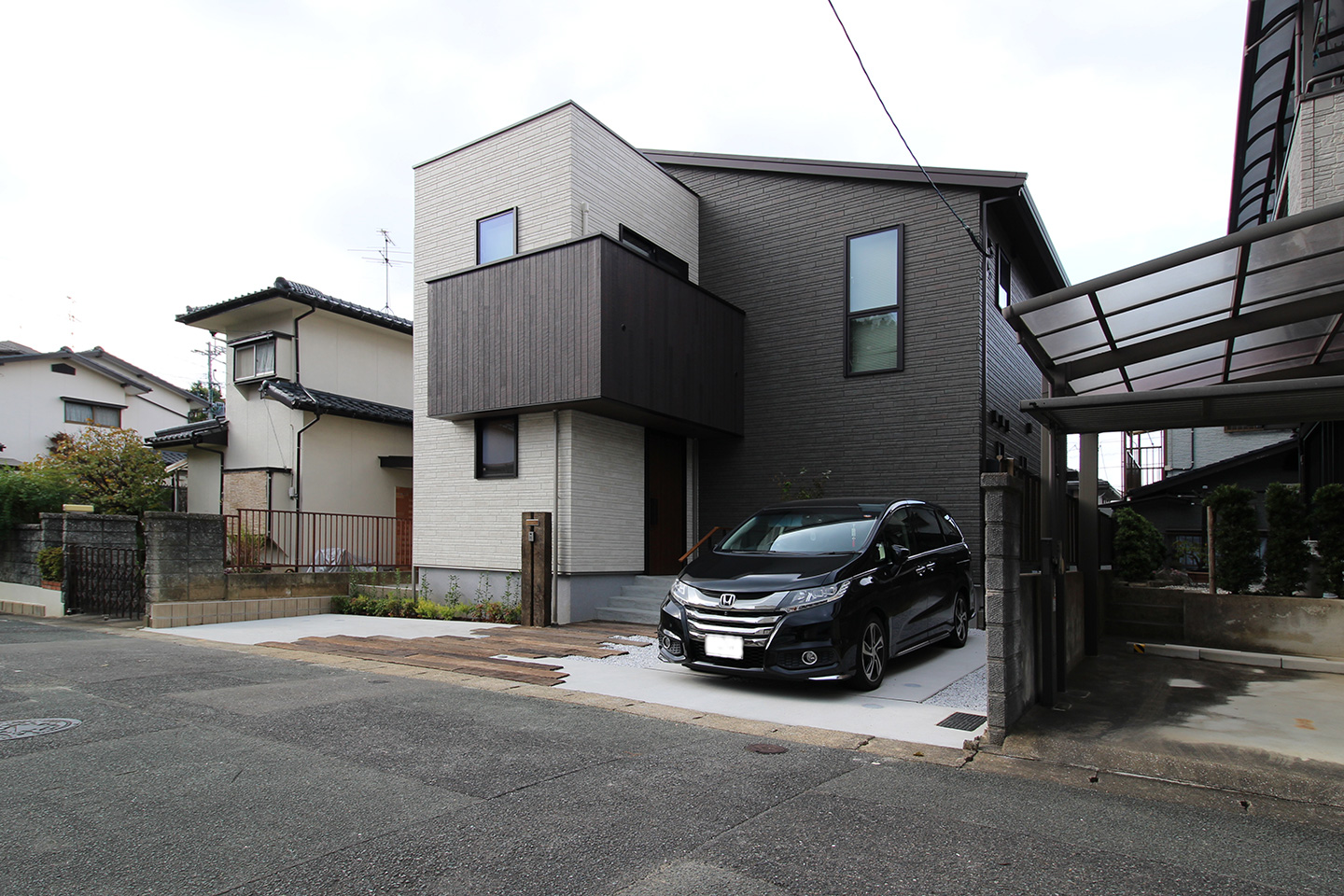 「 Commitment 」：外観