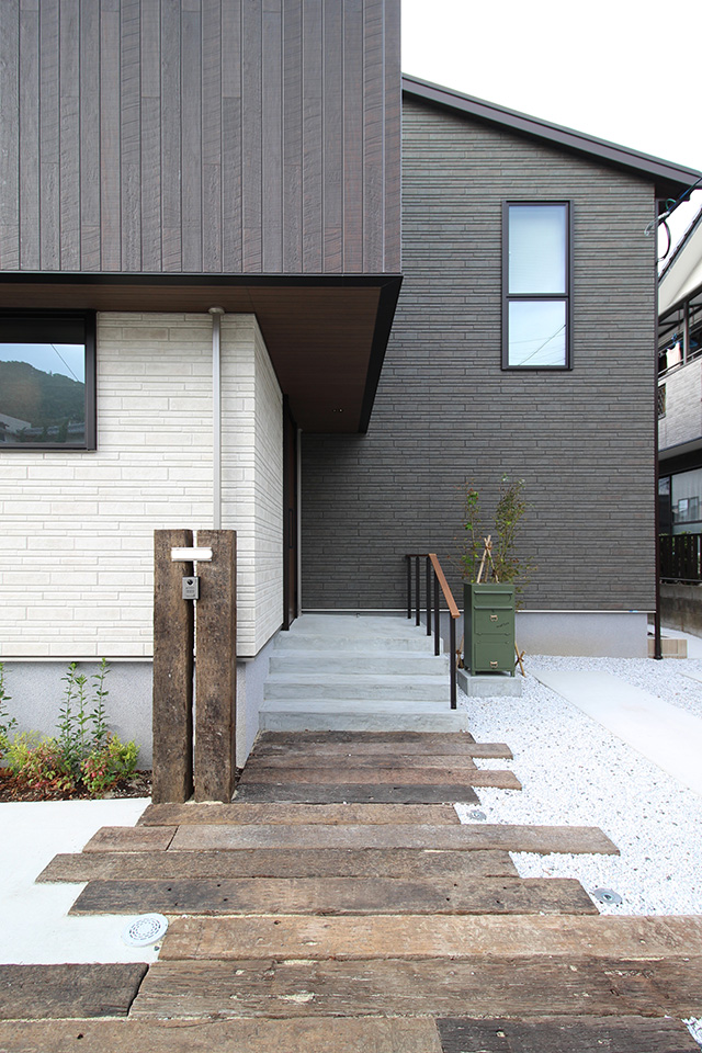 「 Commitment 」：外観