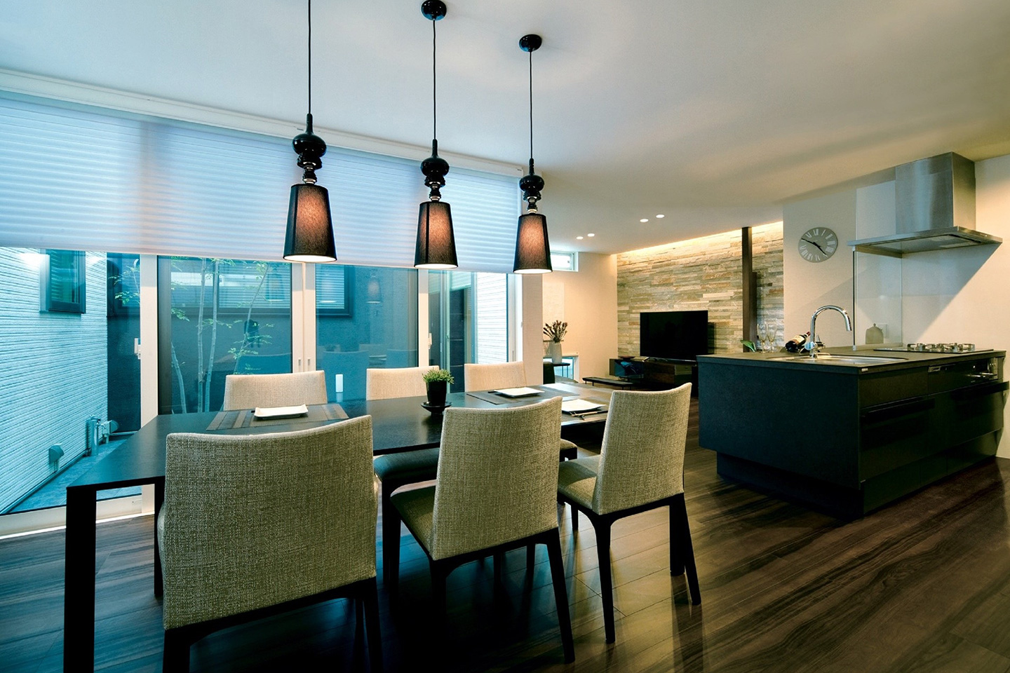 パティオを囲む２つの時感：内装・インテリア