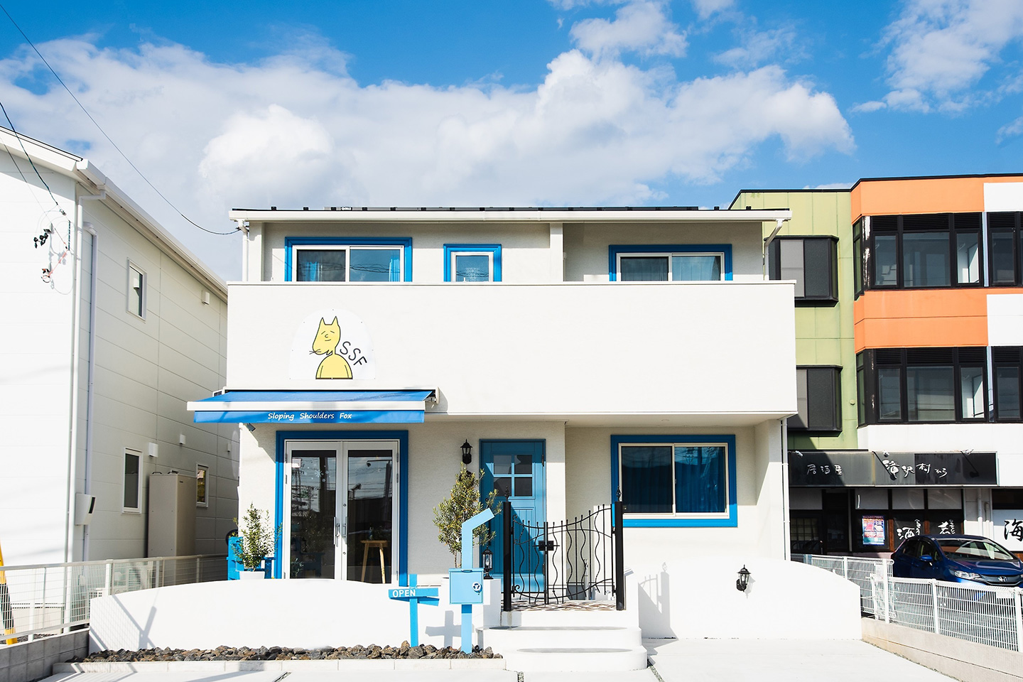 地中海の青と白を感じる雑貨店のある住まい