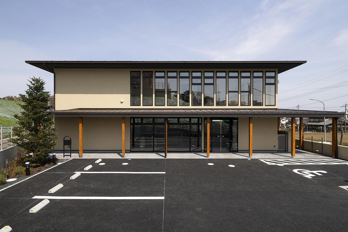 方形を支える樹状柱と隅棟：外観