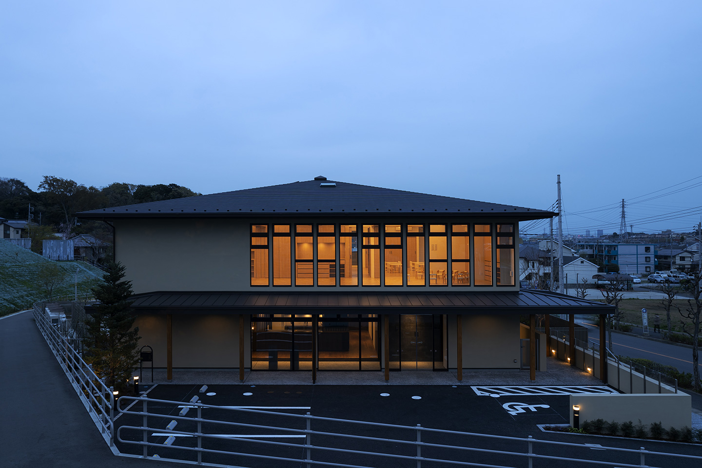 方形を支える樹状柱と隅棟：外観