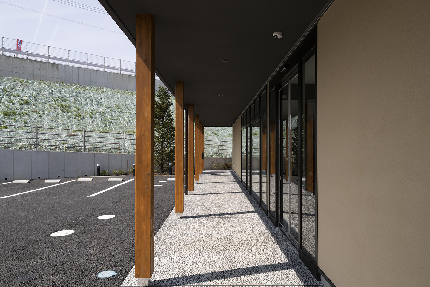 方形を支える樹状柱と隅棟：内装・インテリア