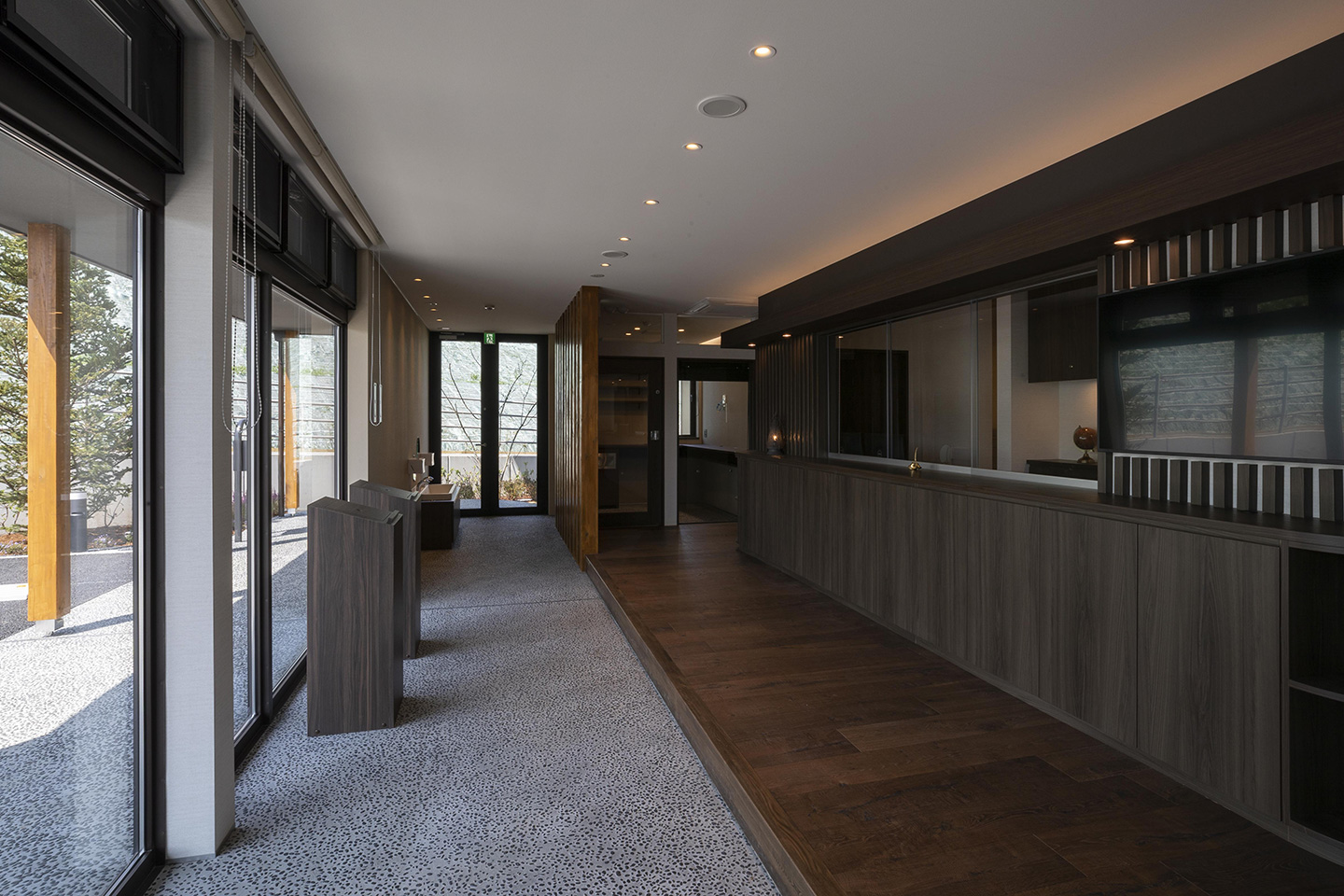 方形を支える樹状柱と隅棟：内装・インテリア