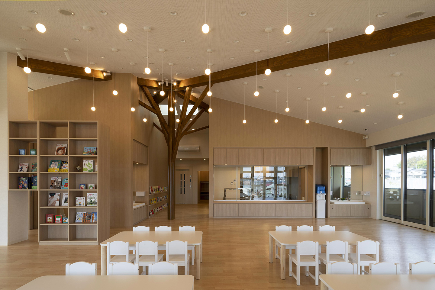 方形を支える樹状柱と隅棟：内装・インテリア