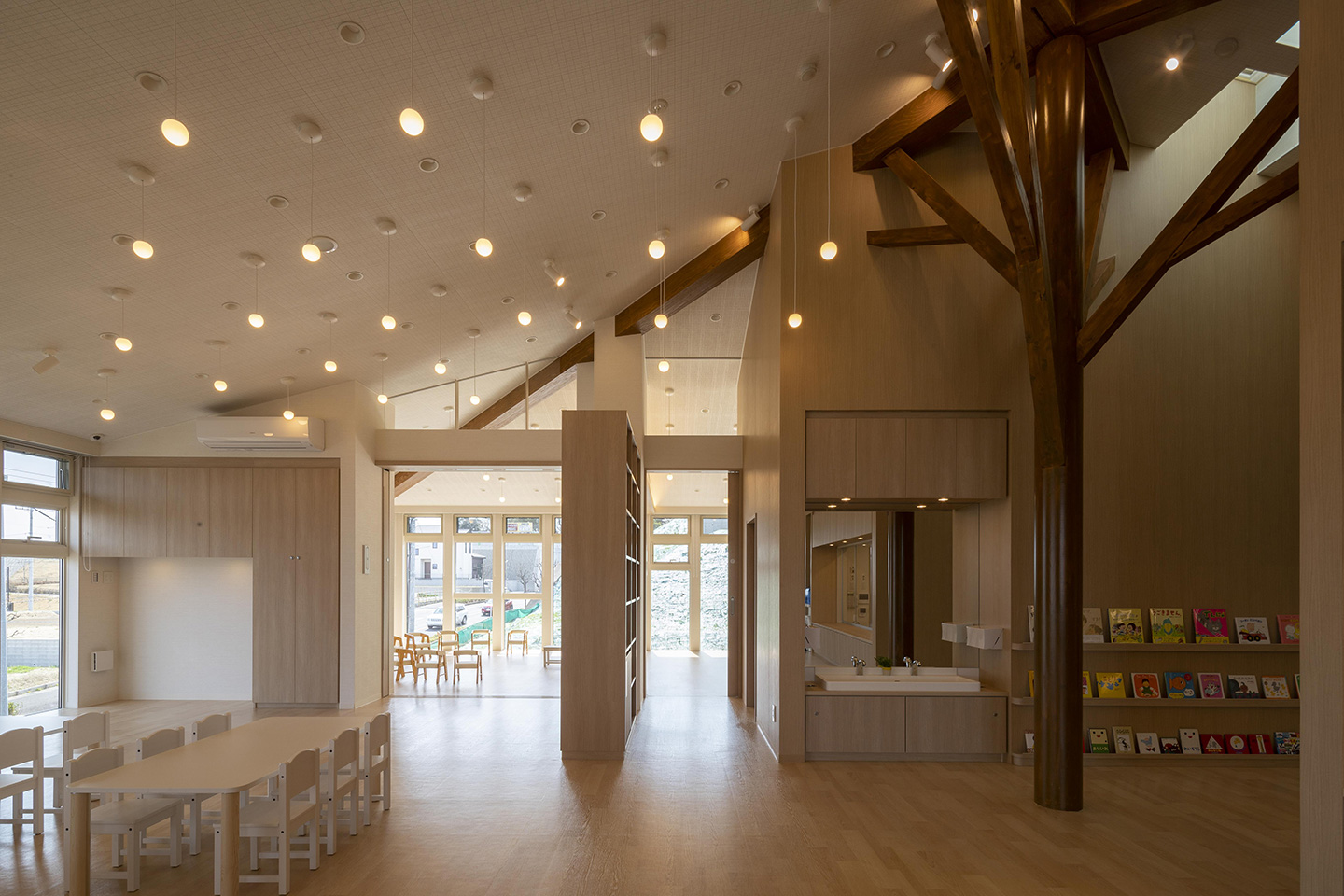 方形を支える樹状柱と隅棟：内装・インテリア