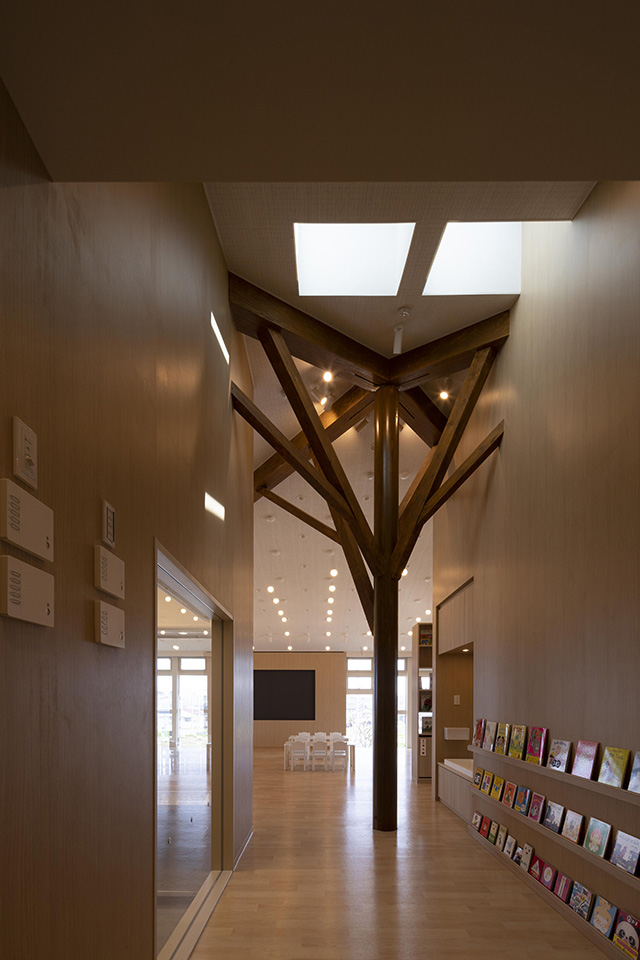 方形を支える樹状柱と隅棟：内装・インテリア