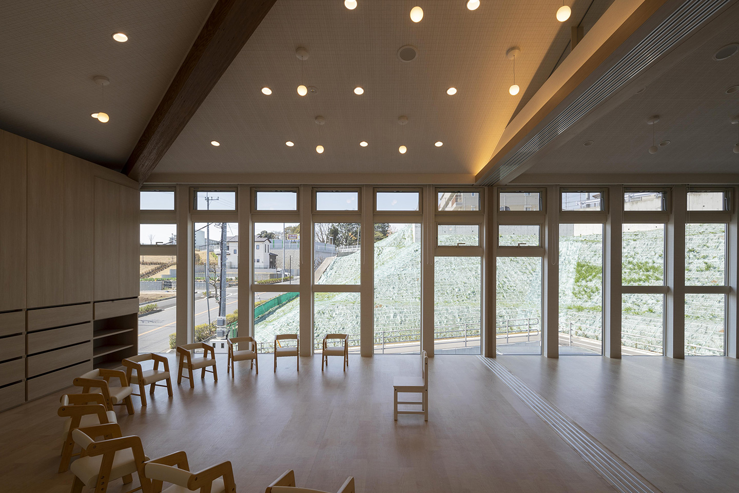 方形を支える樹状柱と隅棟：内装・インテリア