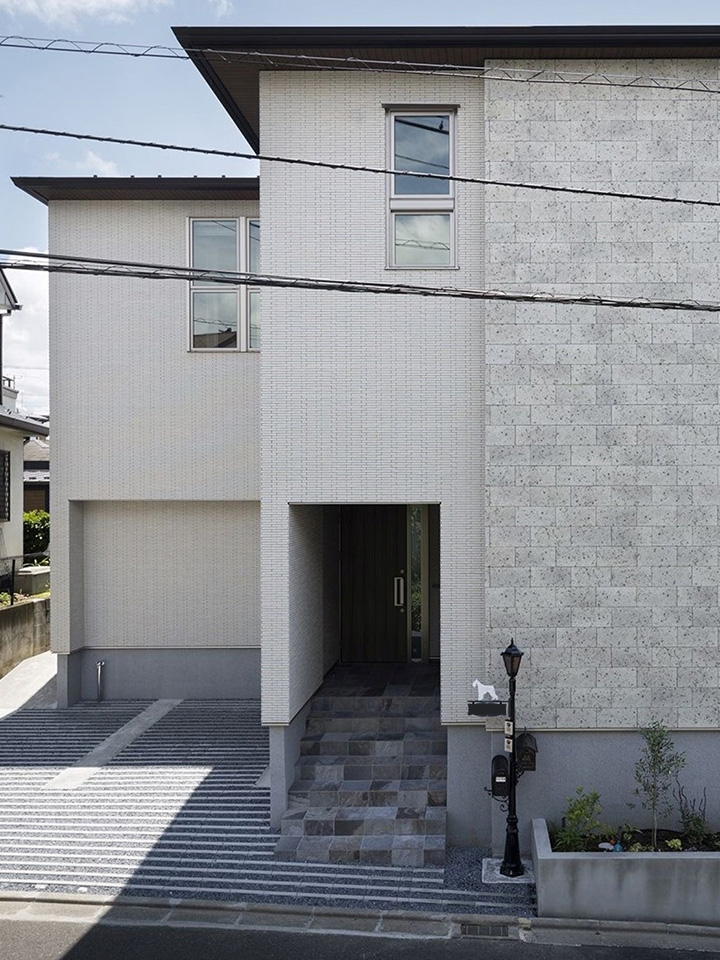 自然光と柔らかな灯りの中で暮らす住まい