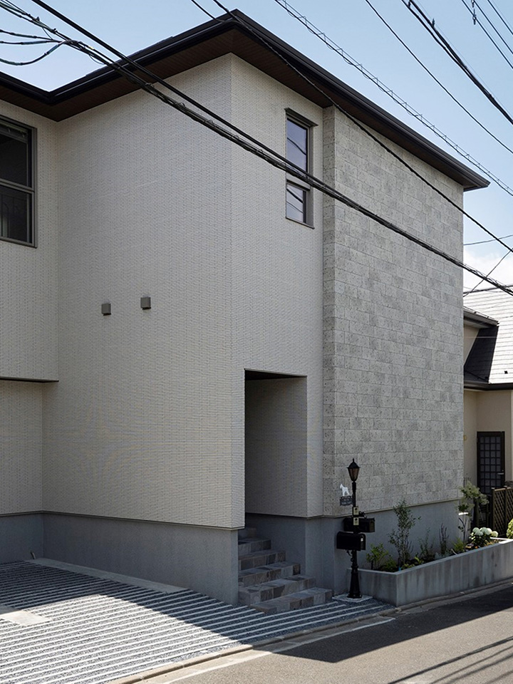 自然光と柔らかな灯りの中で暮らす住まい：外観