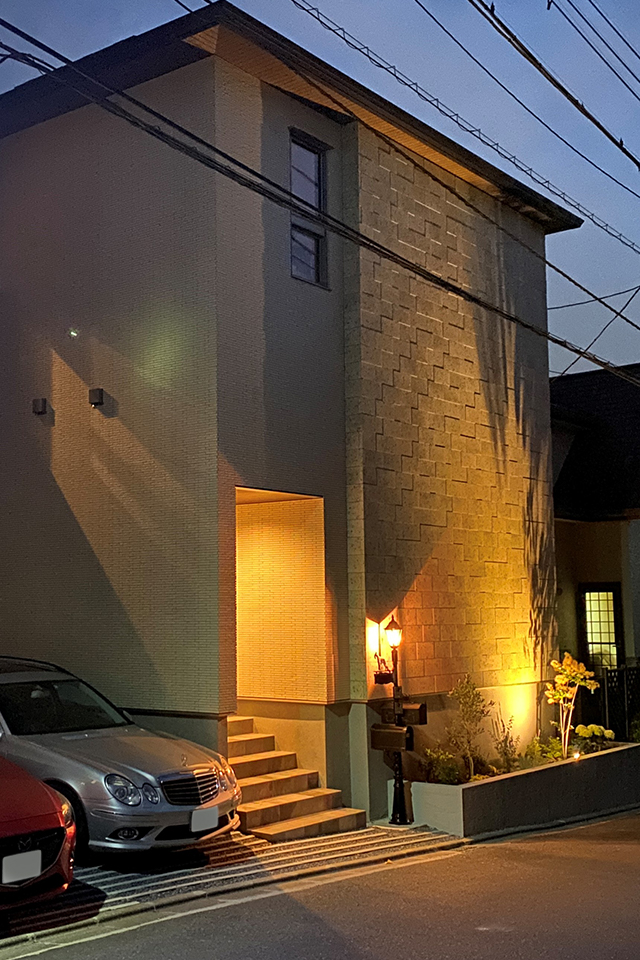 自然光と柔らかな灯りの中で暮らす住まい：外観