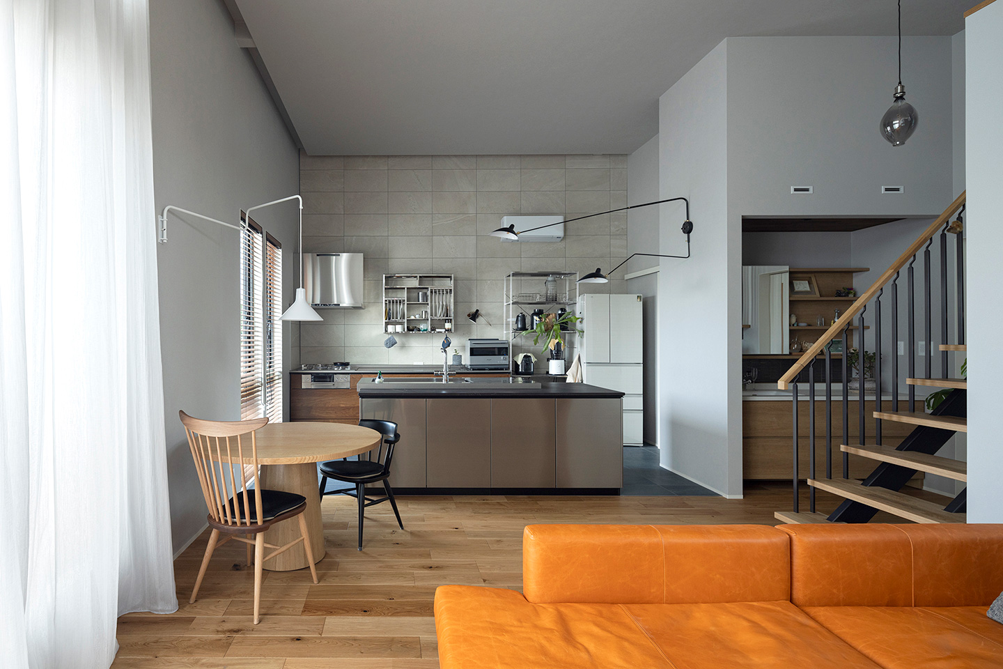 自然光と柔らかな灯りの中で暮らす住まい：内装・インテリア