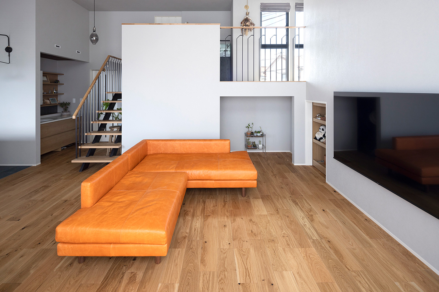 自然光と柔らかな灯りの中で暮らす住まい：内装・インテリア