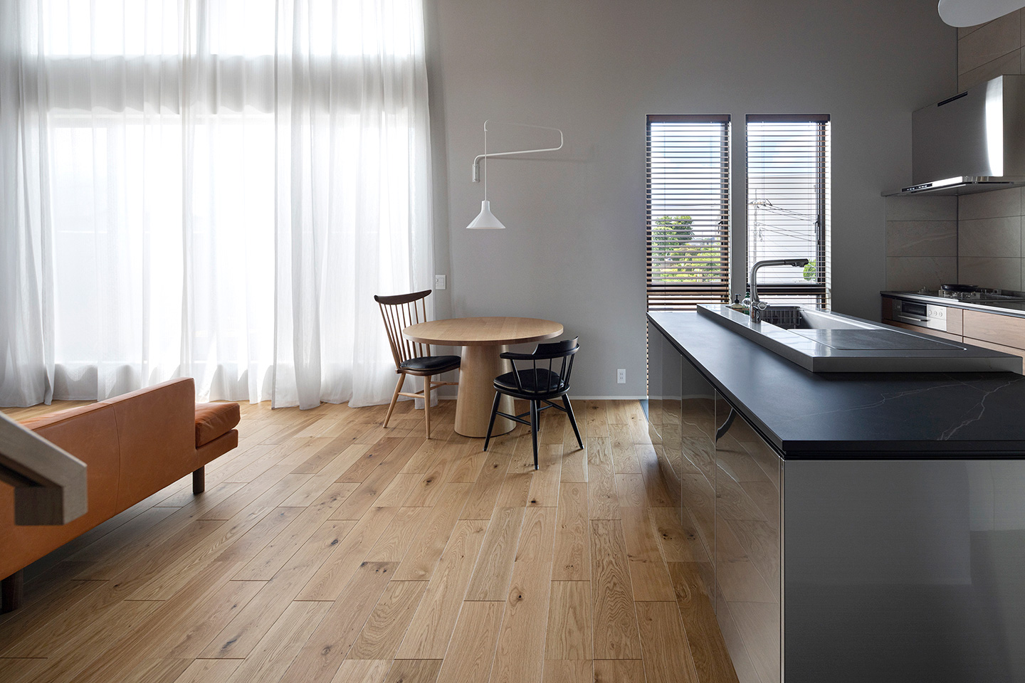 自然光と柔らかな灯りの中で暮らす住まい：内装・インテリア