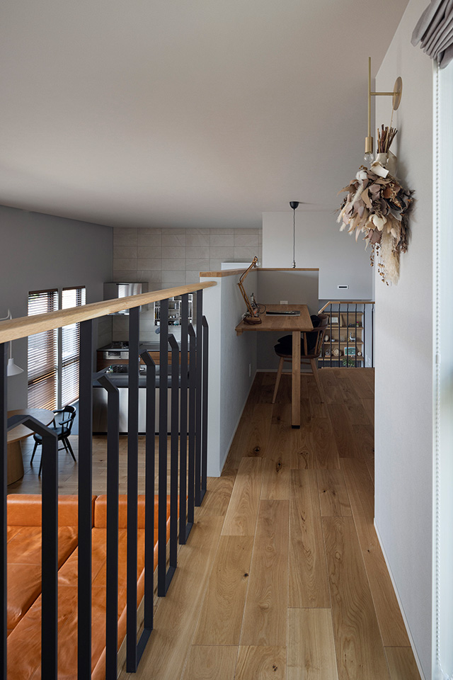 自然光と柔らかな灯りの中で暮らす住まい：内装・インテリア