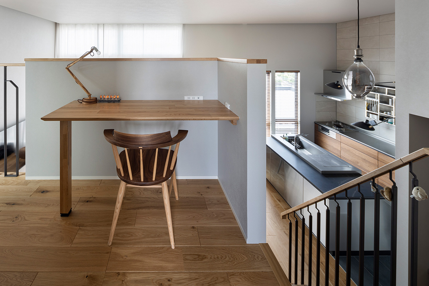 自然光と柔らかな灯りの中で暮らす住まい：内装・インテリア