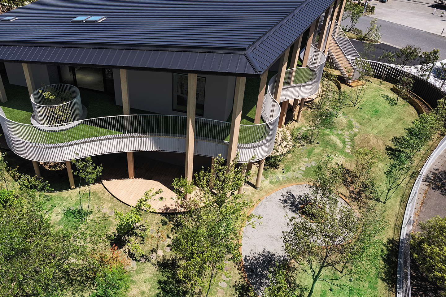 “街”と“森”と共に育つこども“縁”：外観