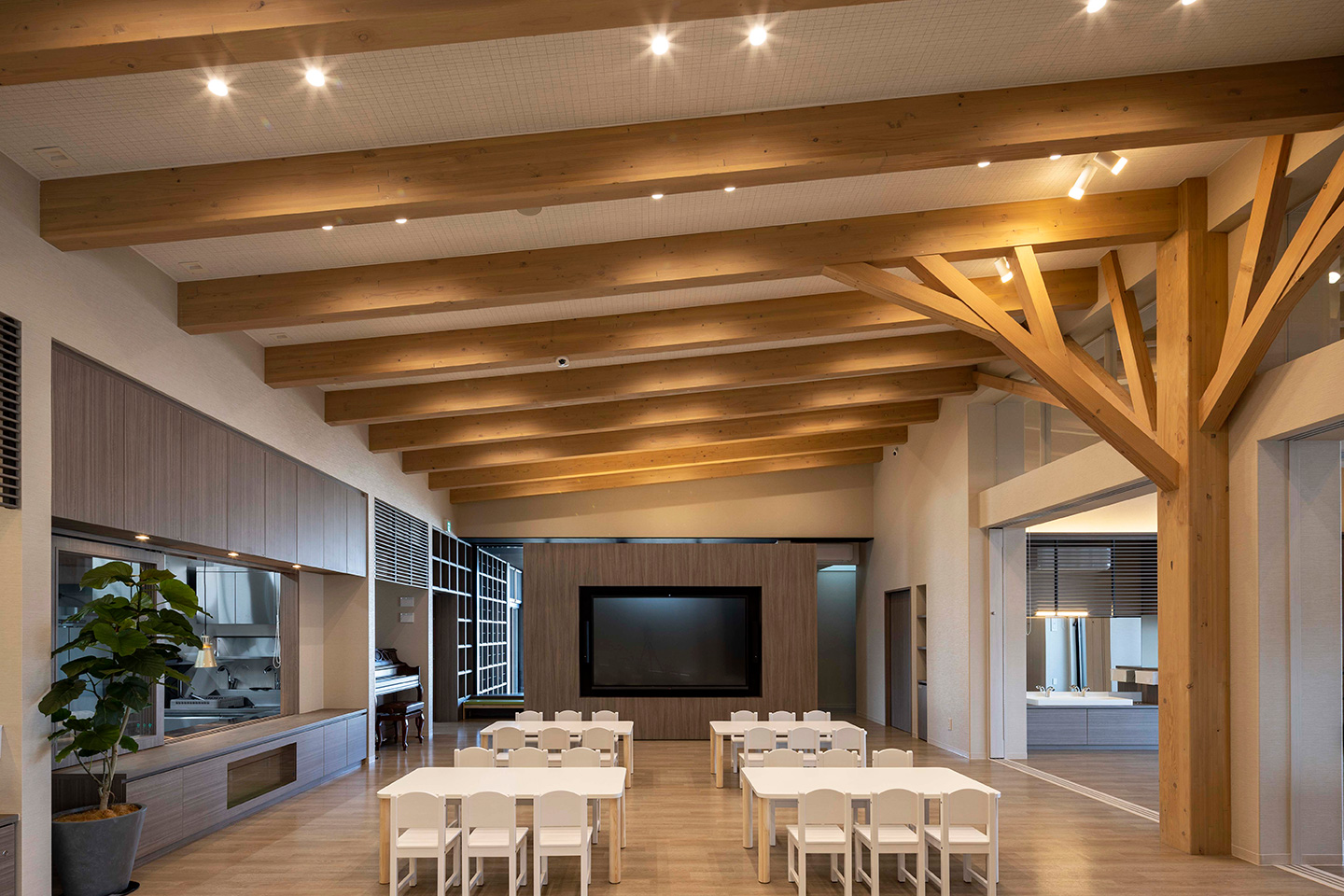 “街”と“森”と共に育つこども“縁”：内装・インテリア