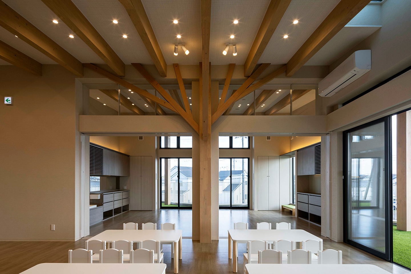 “街”と“森”と共に育つこども“縁”：内装・インテリア