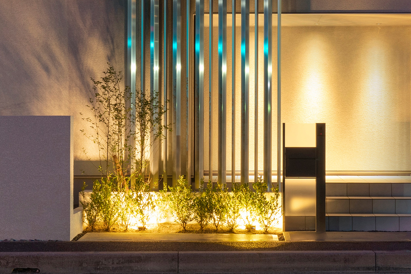 ホワイト、或いはスタウトブルー：外観