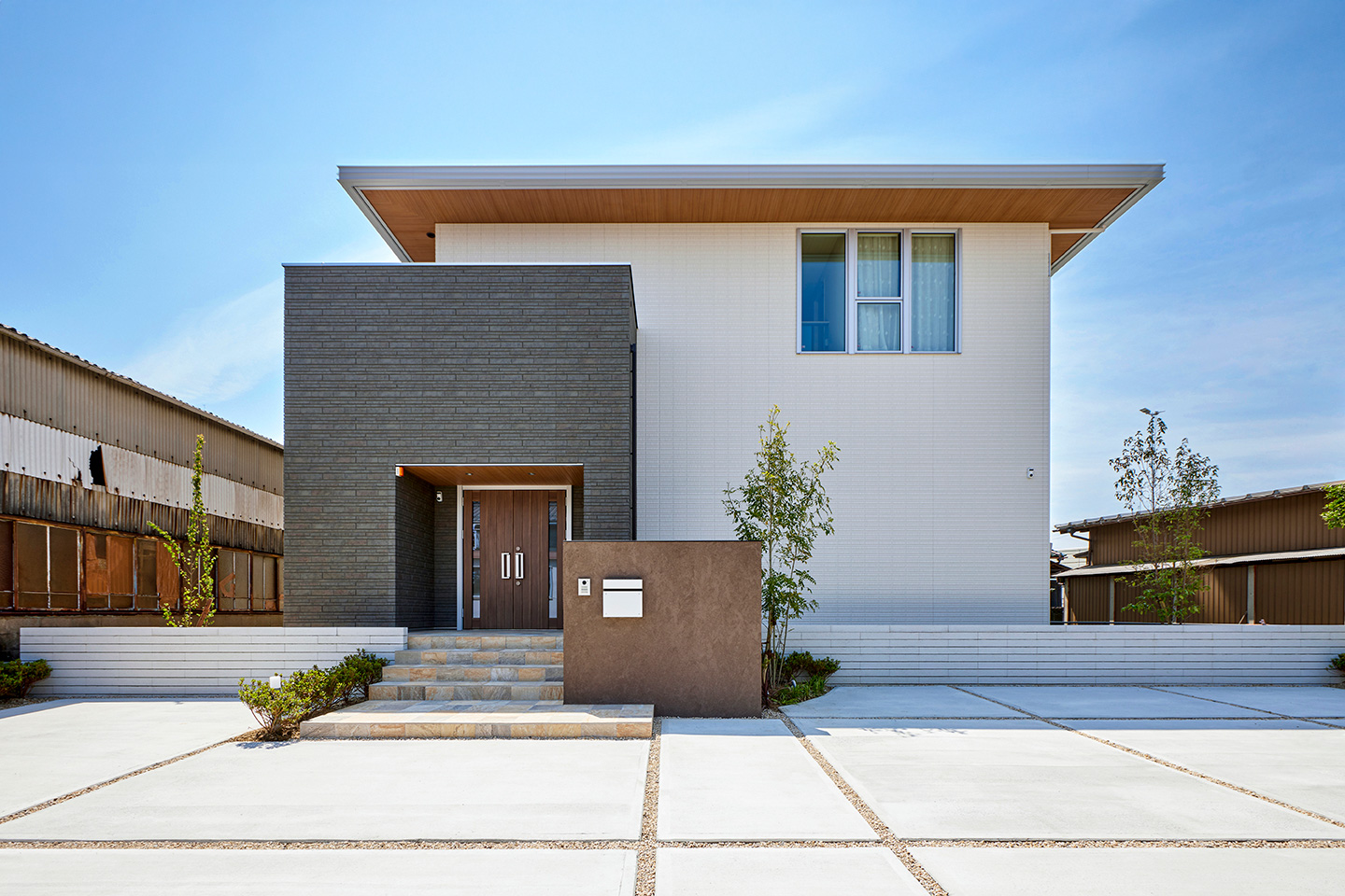 クールモダンなタイルの家：外観