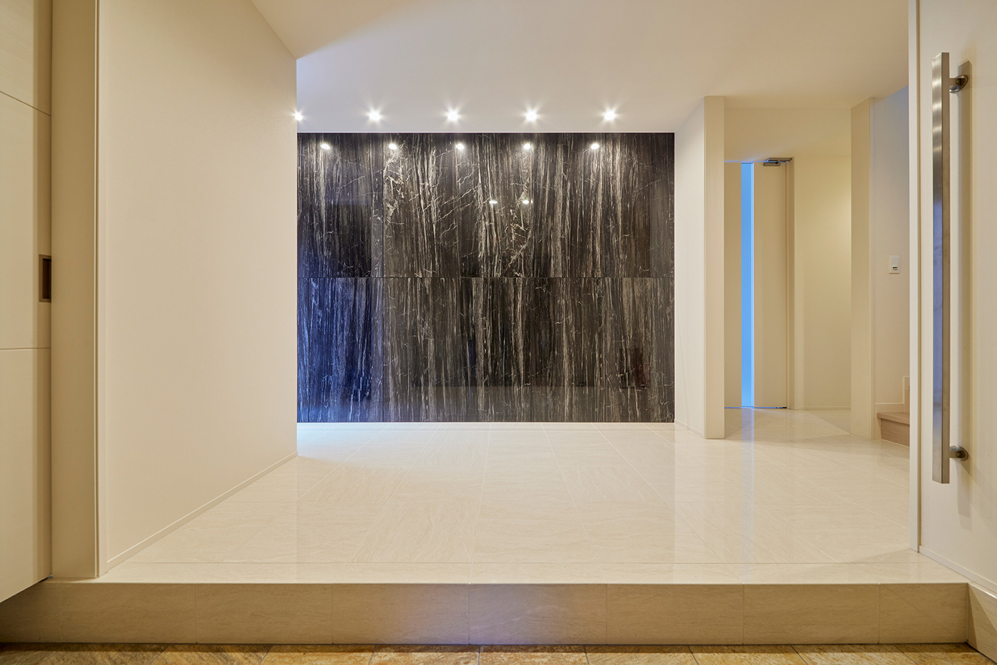 クールモダンなタイルの家：内装・インテリア