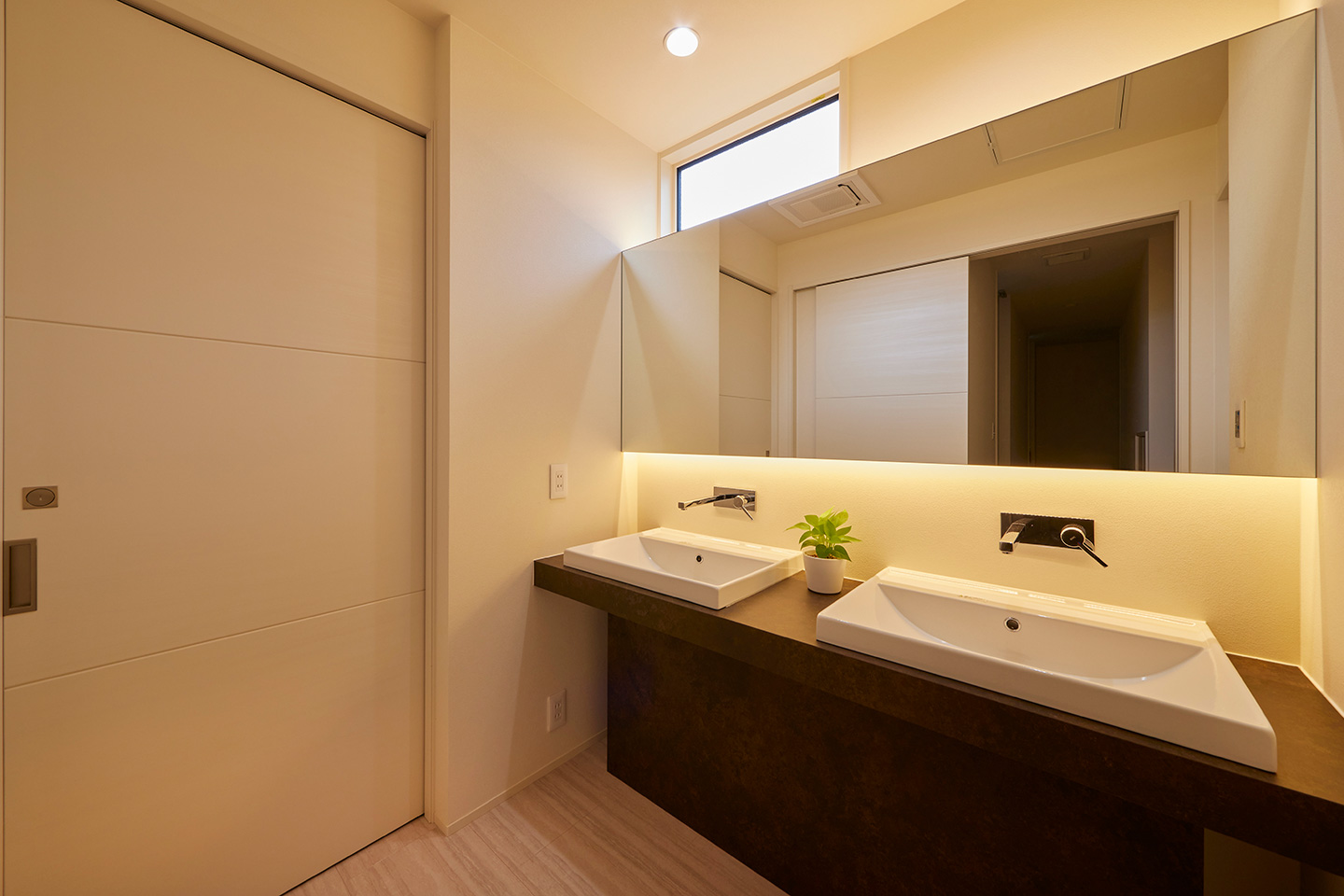 クールモダンなタイルの家：内装・インテリア