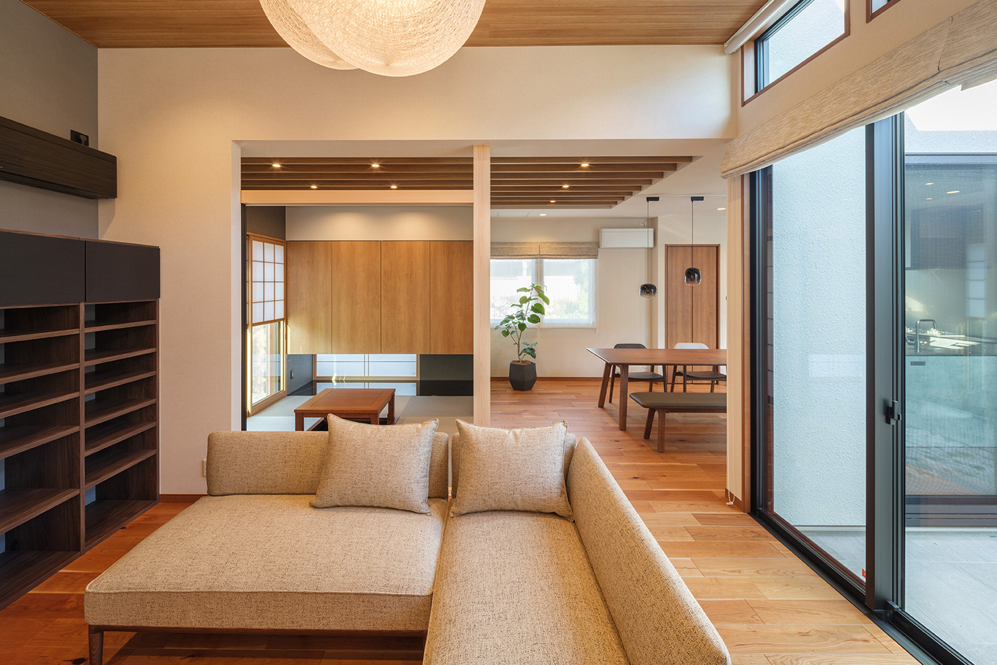 中庭に開放する平屋住宅：内装・インテリア