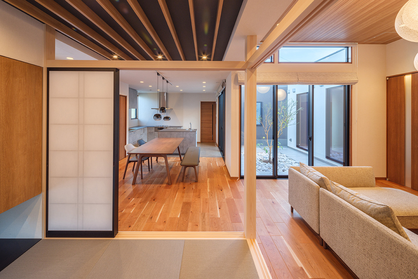 中庭に開放する平屋住宅：内装・インテリア