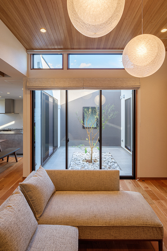 中庭に開放する平屋住宅：内装・インテリア