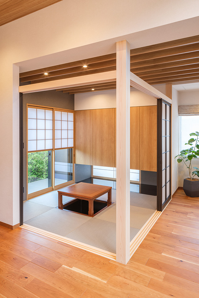 中庭に開放する平屋住宅：内装・インテリア
