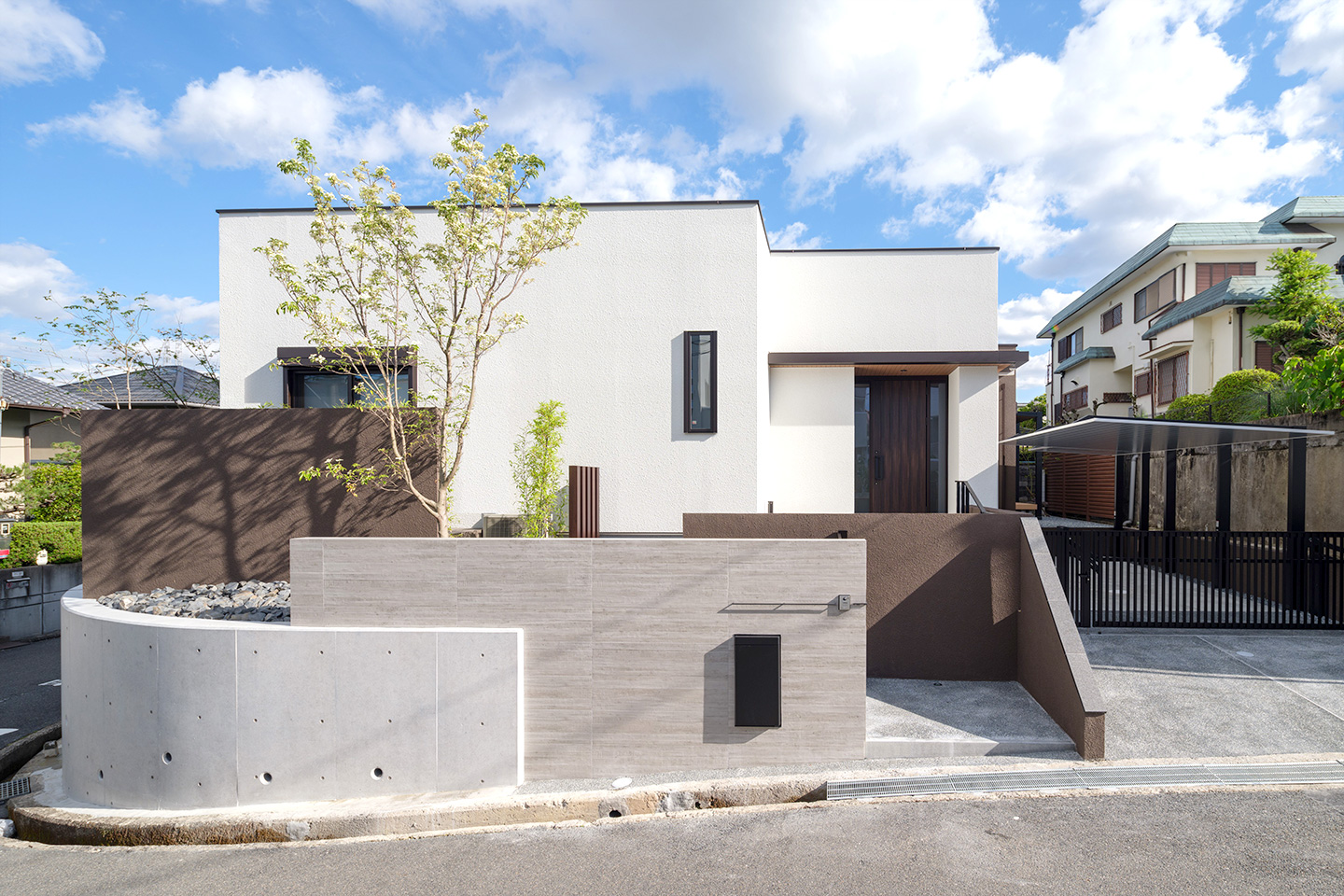 中庭に開放する平屋住宅