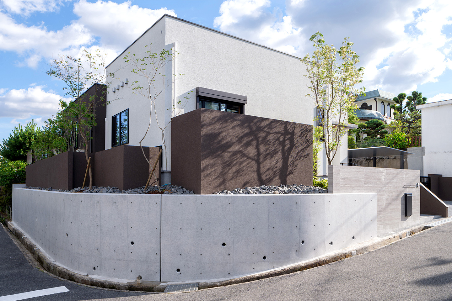 中庭に開放する平屋住宅：外観