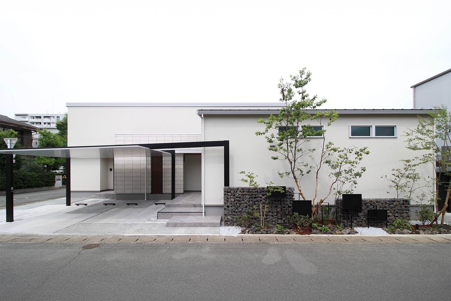 街の中の白い邸宅