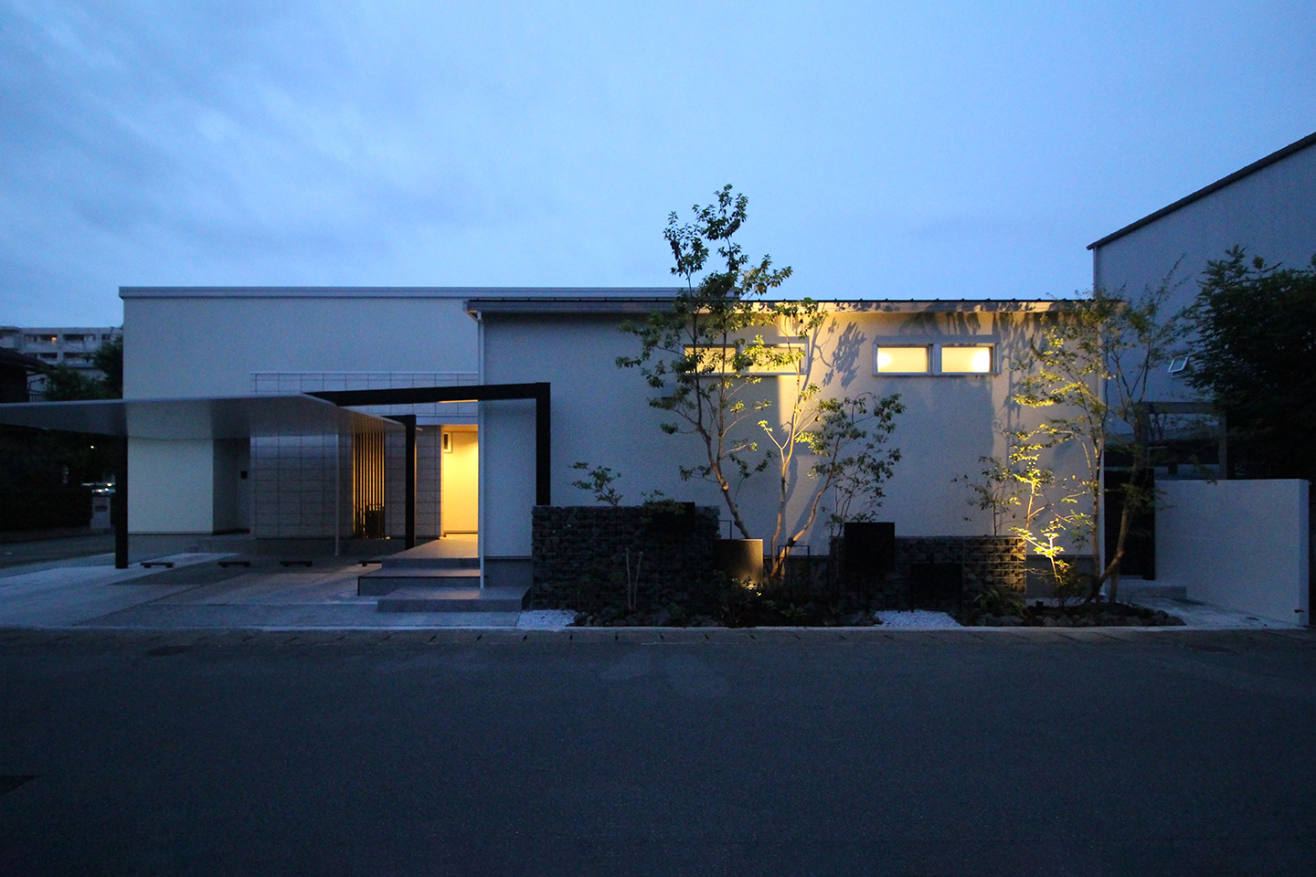 街の中の白い邸宅：外観