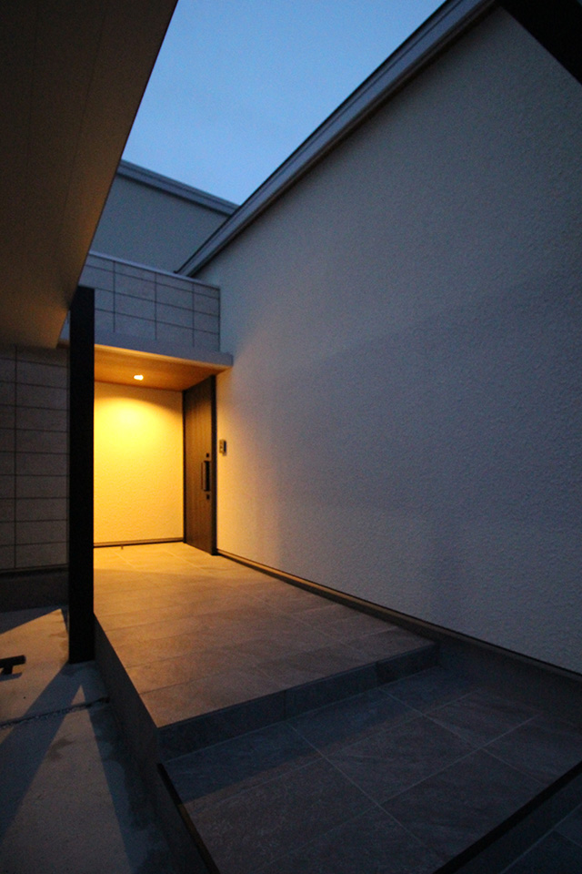 街の中の白い邸宅：外観