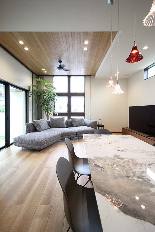 街の中の白い邸宅：内装・インテリア