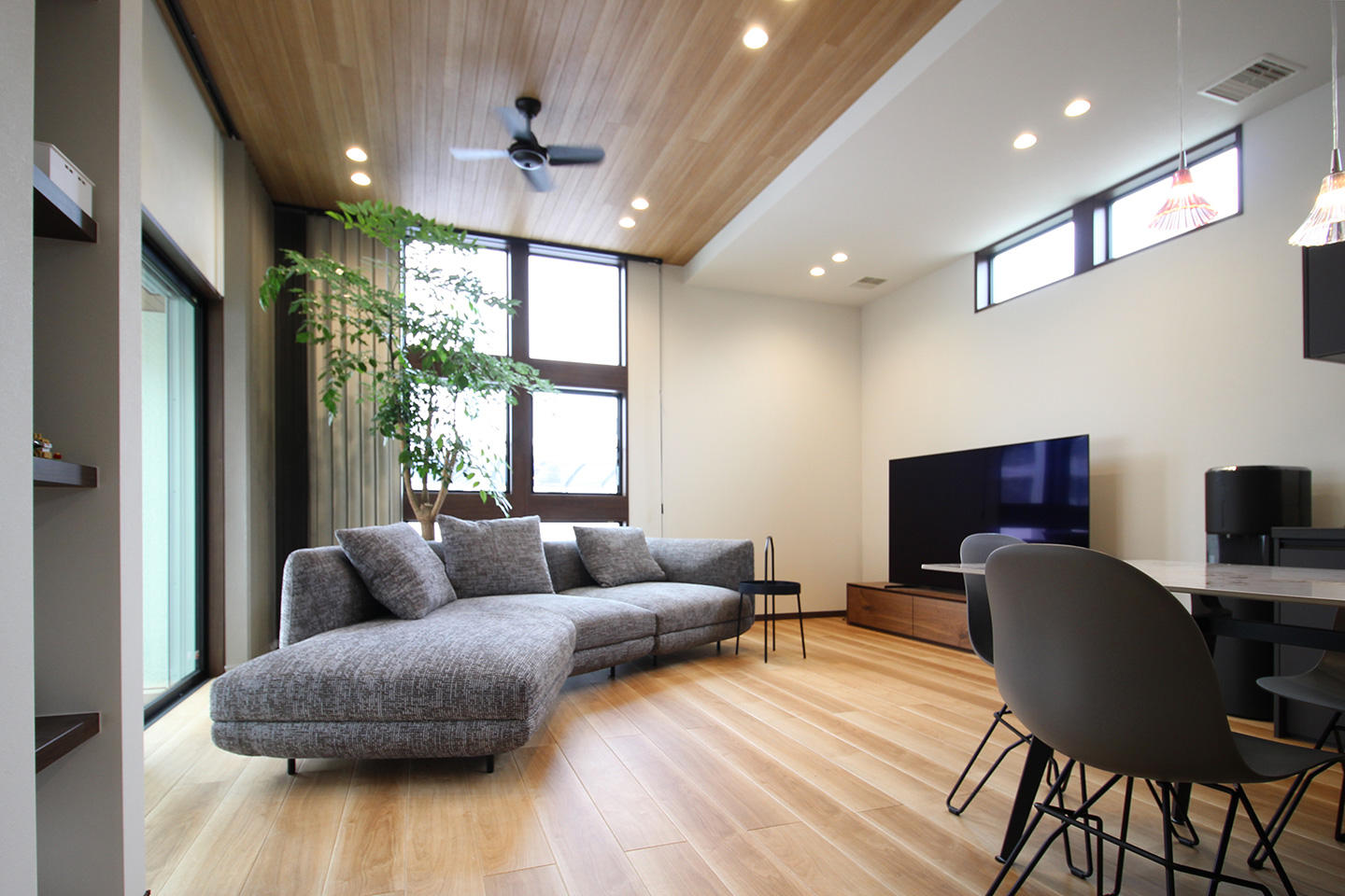 街の中の白い邸宅：内装・インテリア